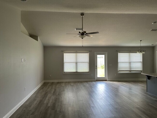 Building Photo - Easy access to interstate, bases & shopping!