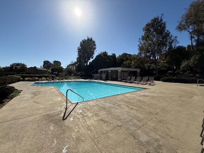 Building Photo - Beautiful 3 bedrooms corner unit condo located in Poway.