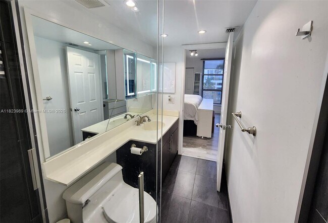 Building Photo - 3500 Mystic Pointe Dr