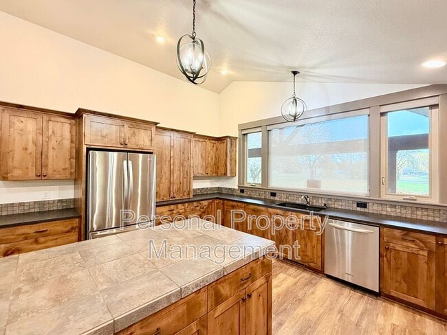 Building Photo - 16205 NE Leaper Rd