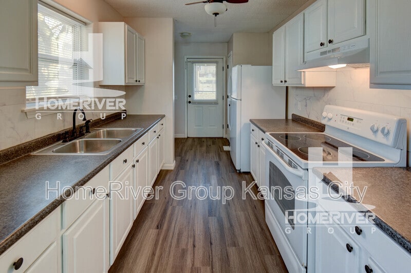 Building Photo - 325 S 16th St