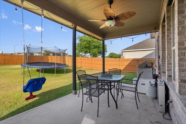 Building Photo - Spectacular 4 Bedroom, 3.5 Bath, Corner Lo...