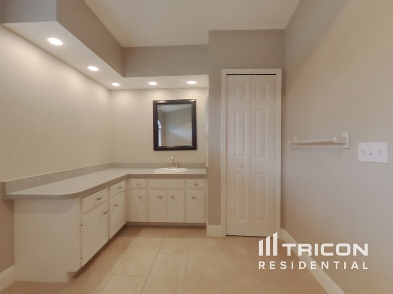 Building Photo - 3598 N Biscayne Dr