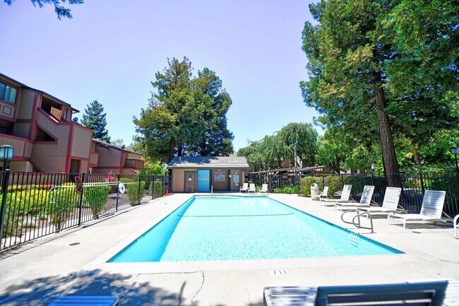 Building Photo - Beautifully Updated 2-Bedroom Condo! - Warm Springs!