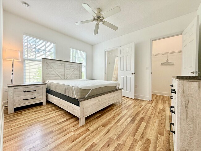 Building Photo - Perfect balance of space, style & easy living - 2Bedrooms 2.5Bath in Clearwater!