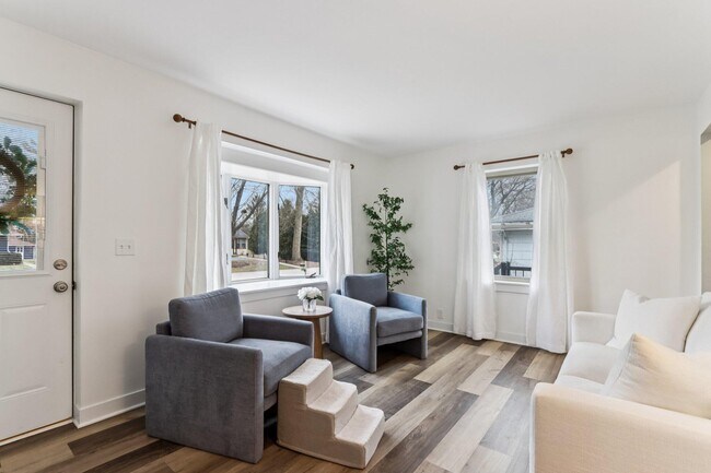 Building Photo - 6463 N Garden Grove Ln