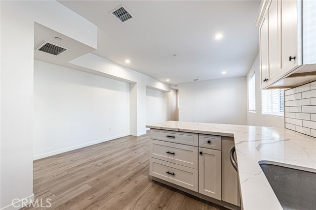 Building Photo - 14944 Moorpark St