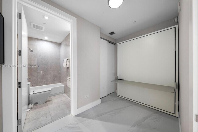 Building Photo - 18501 Collins Ave