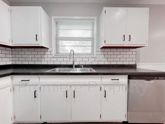 Building Photo - 5101 NE 58th St