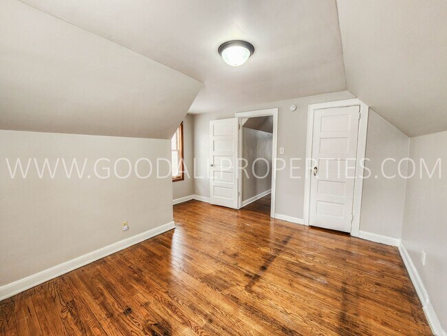 Building Photo - Great Deal !!! 4 Bedroom 1 Bath Home in Des Moines