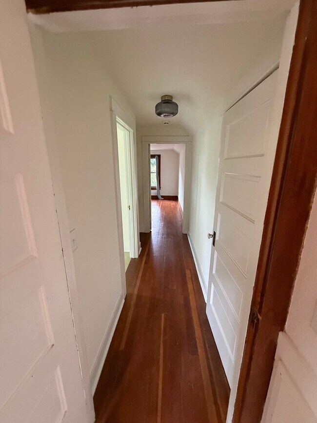 Building Photo - Charming Sellwood Gem in the Heart of SE P...