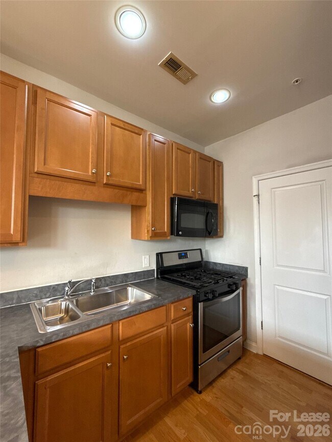 Building Photo - 534 Oakland Ave