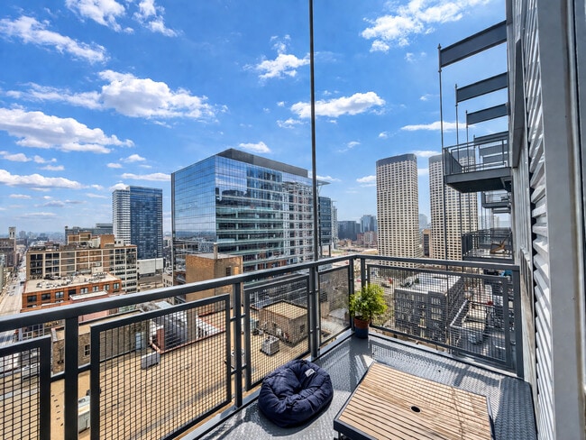 Building Photo - 565 W Quincy St