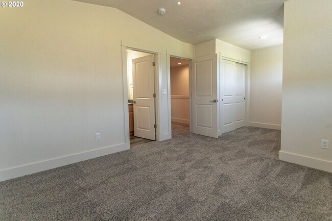Building Photo - Ross Lane Triplex
