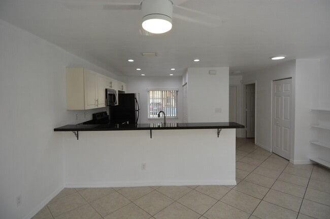 Building Photo - 324 NE 3rd St