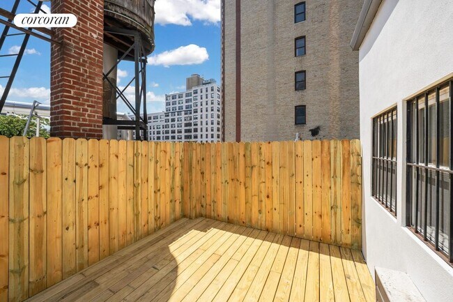 Building Photo - 120 E 19th St