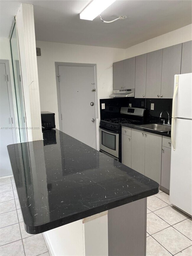 Building Photo - 465 S Royal Poinciana Blvd