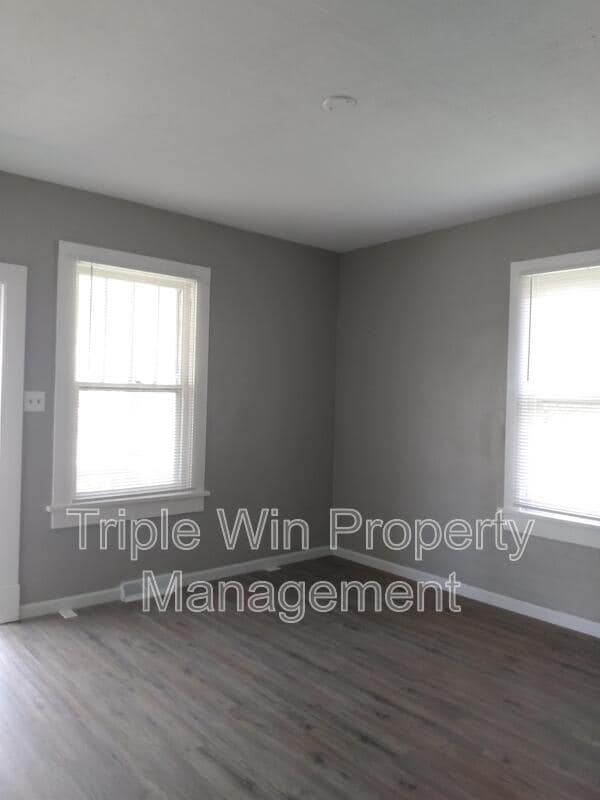 Building Photo - 830 Warne St