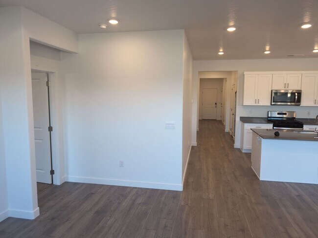 Building Photo - Modern Comfort Meets Effortless Living in Long Valley!