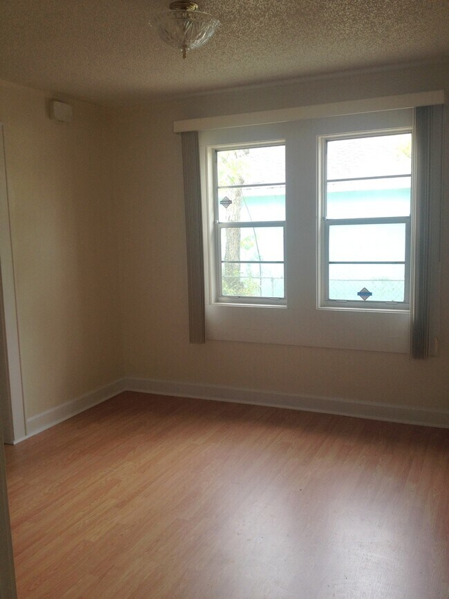 Building Photo - 1028 W 11th St