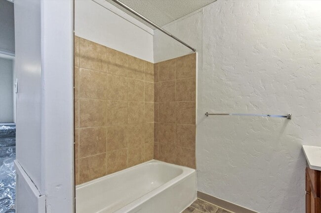 Building Photo - Bright 3 Bedroom, 1.5 Bath Home with Private Yard!