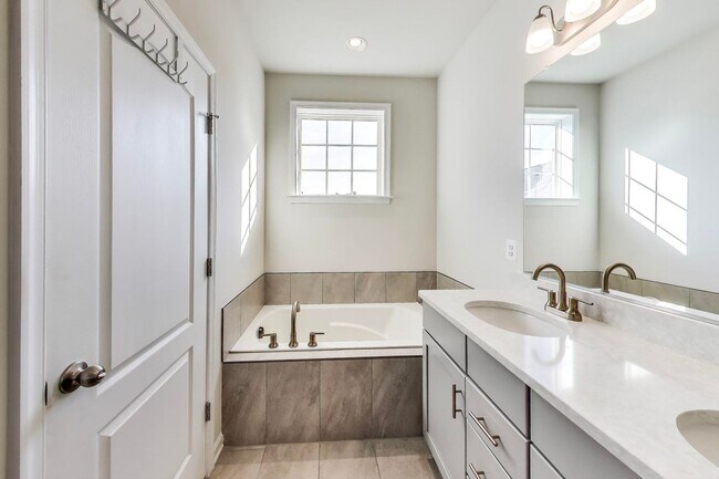Building Photo - Luxurious on Lanham Hill - 3 + 3.5 Near Ne...