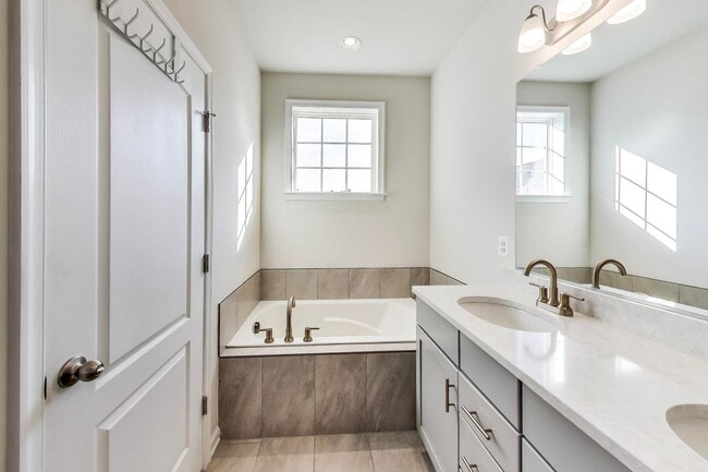 Building Photo - Luxurious on Lanham Hill - 3 + 3.5 Near New TH 3 bed + 3 Ba