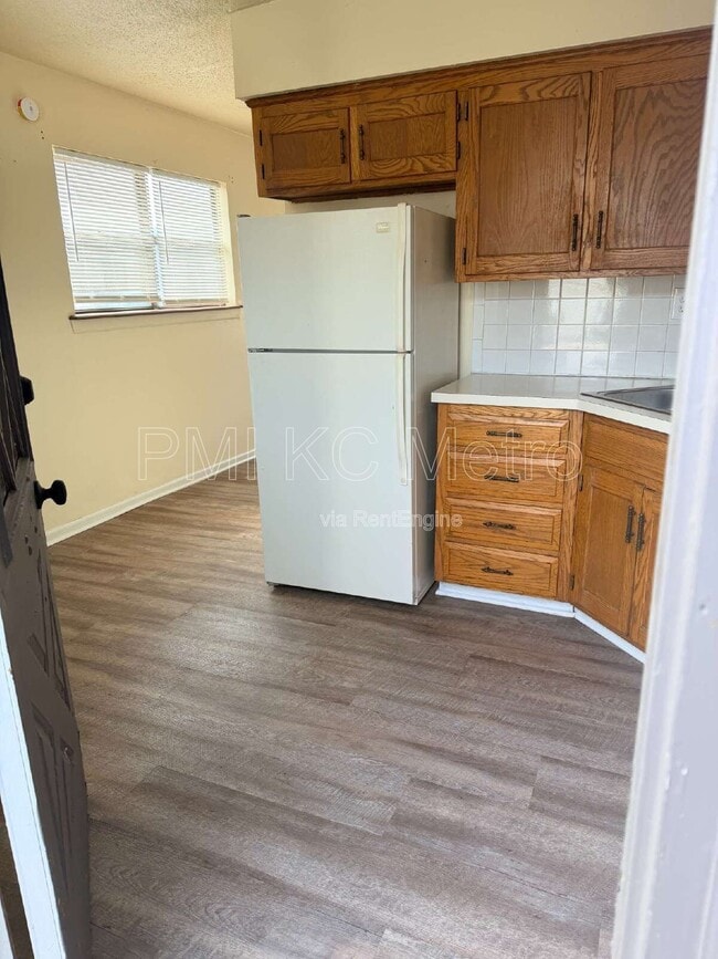 Building Photo - 102 E Sunrise Dr