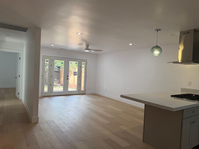 Building Photo - Fully Remodeled 3 Bedroom/ 2 Bathroom Duplex w/ Modern Finishes & Private Yard!
