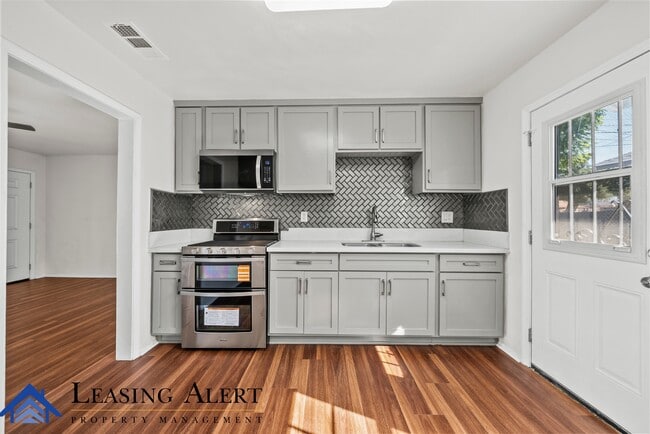 Building Photo - 700 S Kalisher St