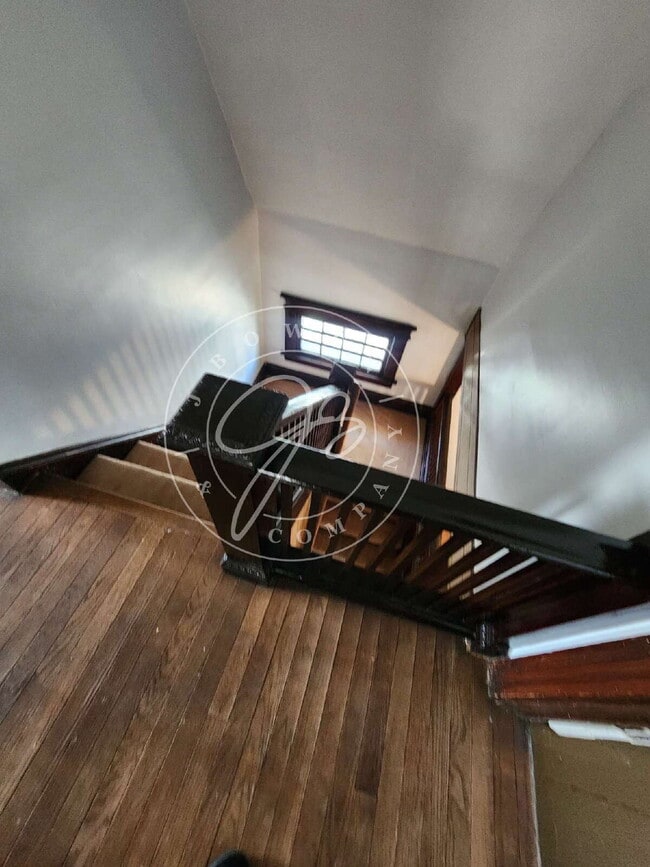 Building Photo - 4 bed 2 bath with 1st floor bedroom and ba...