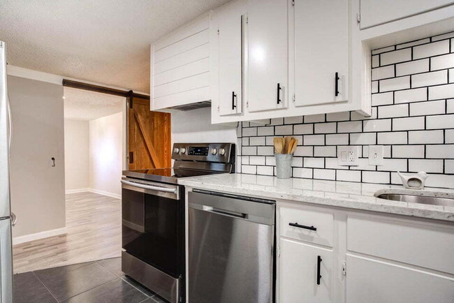Building Photo - Beautifully Updated Home with Modern Ameni...
