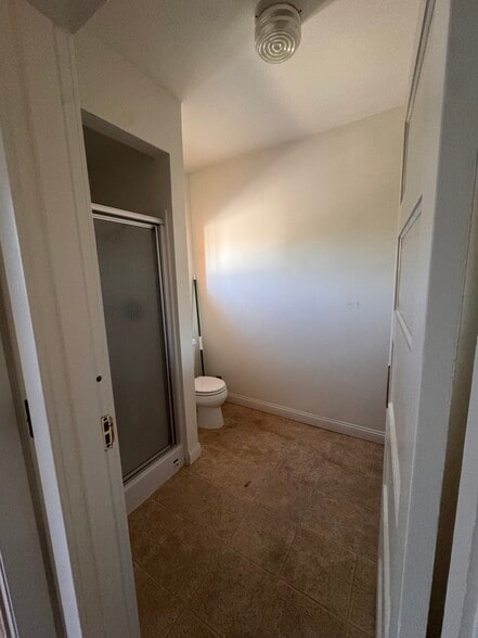 Bathroom - 5905 N Lombard St