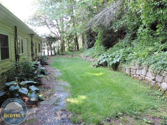 Building Photo - 3bd/2ba Ranch-Style Home Central to Boone