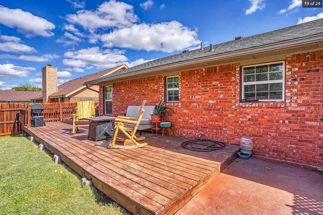 Building Photo - 125 SE Churchill Way