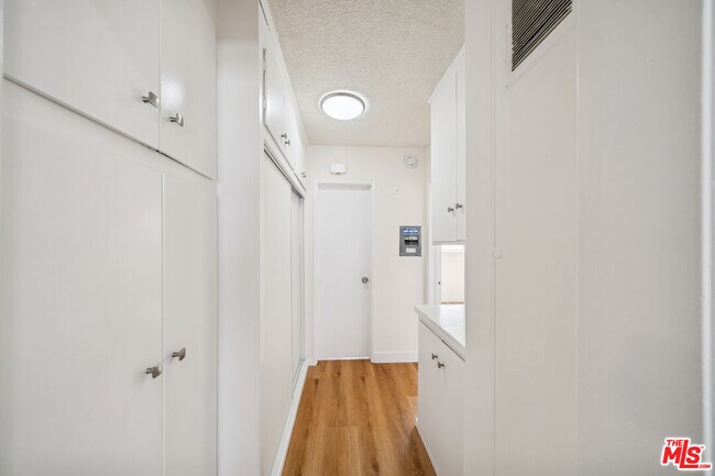 Building Photo - 842 Westbourne Dr