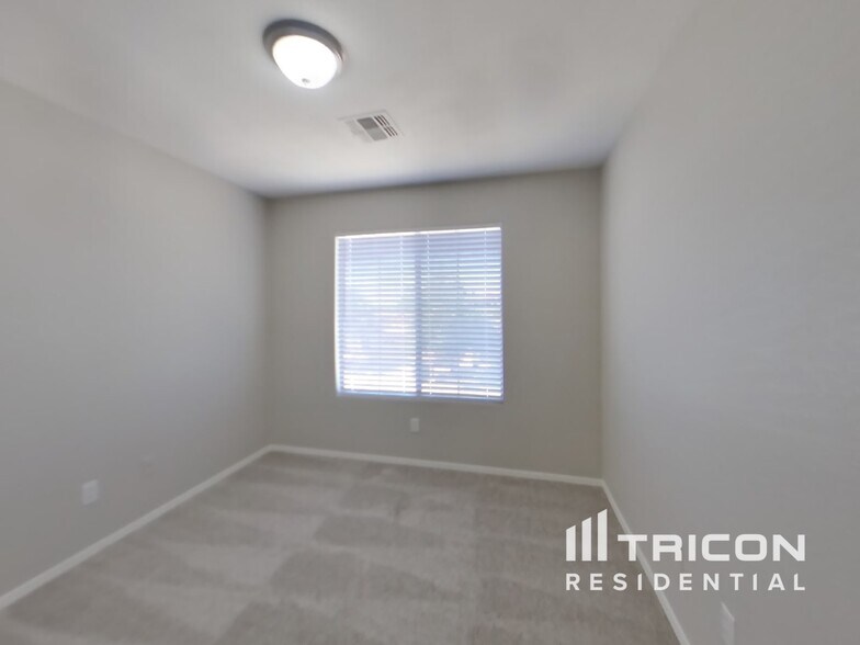 Building Photo - 873 E Impreria St