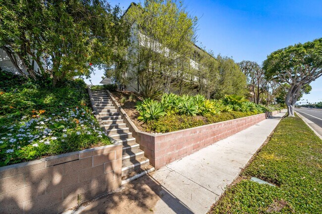 Building Photo - 4200 Shorecrest Ln