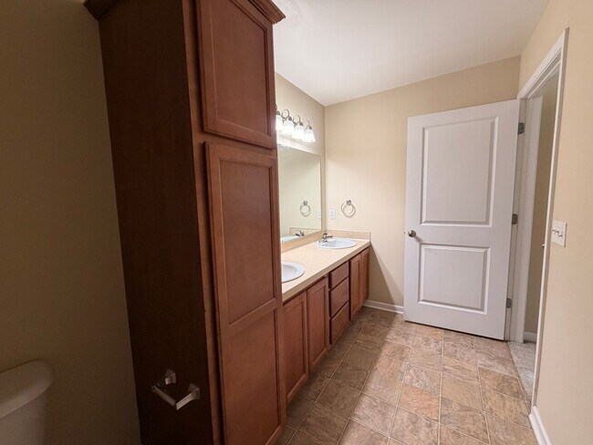 Building Photo - 3050 Ledgestone Pl NE