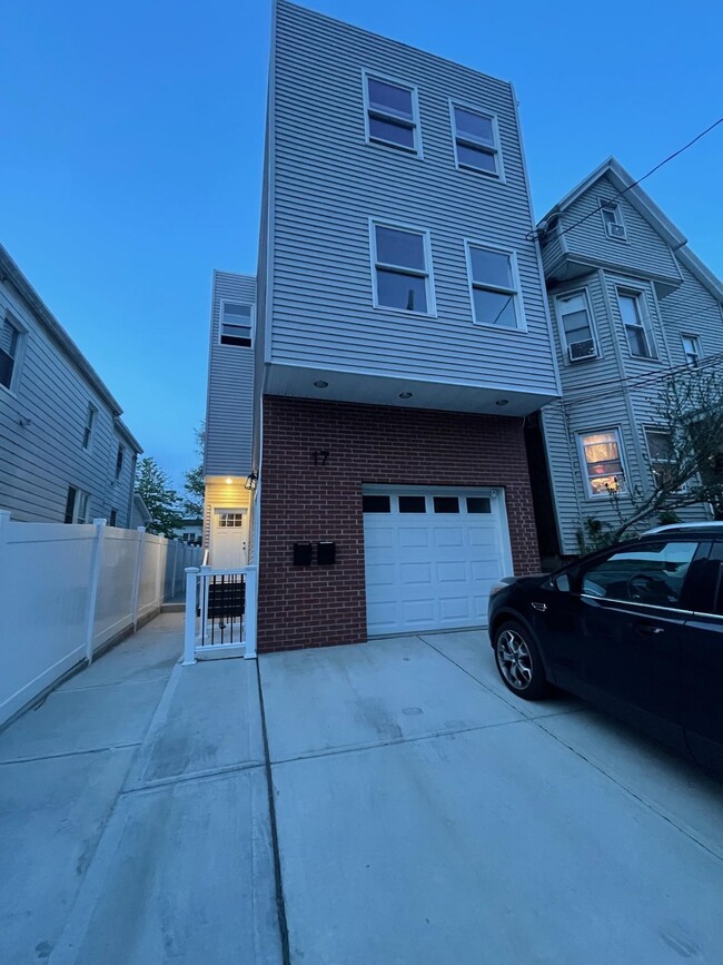 Building Photo - 17 E 30th St