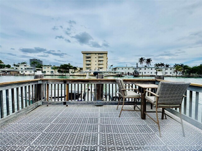Building Photo - 8335 Crespi Blvd
