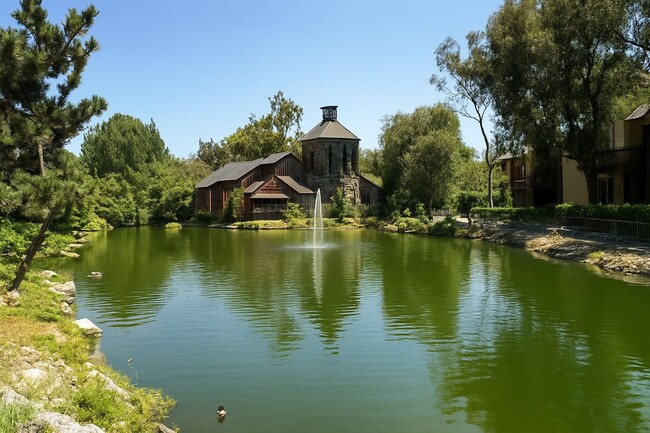 Building Photo - For Rent: 1 Bed / 1 Bath Condo in Lakeside...