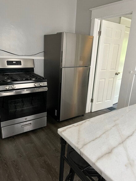 Primary Photo - 2290 Genesee St