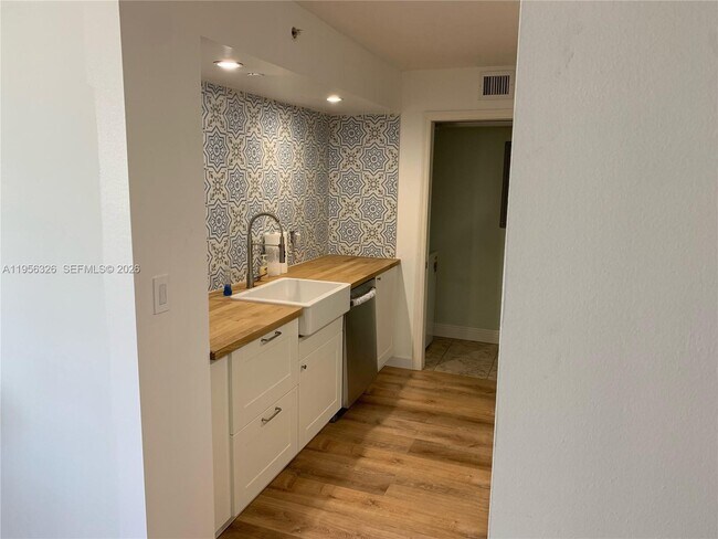 Building Photo - 6917 Collins Ave