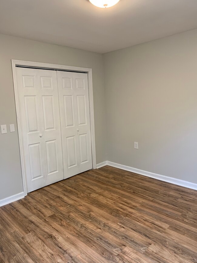 Building Photo - 329 Deer Lake Dr