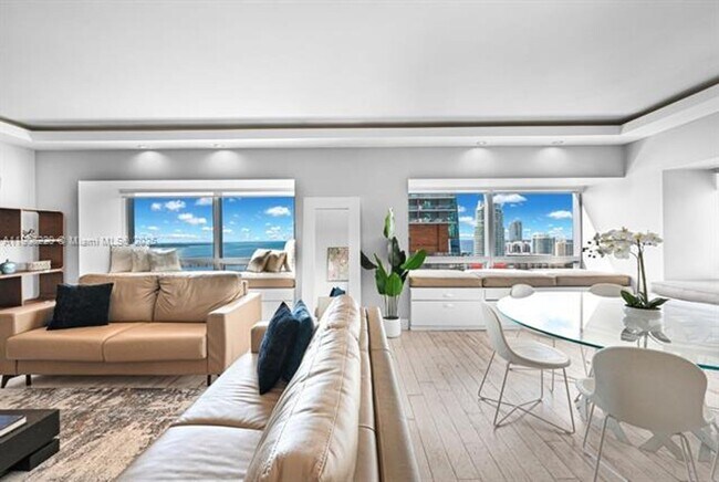 Building Photo - 1435 Brickell Ave