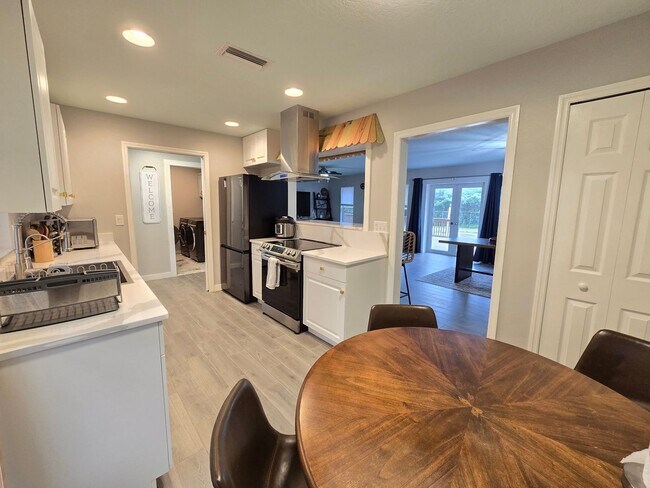 Building Photo - Remodeled 2 bed/ 2 bath/ 2 car garage ~ Annual Rental in Sarasota ~