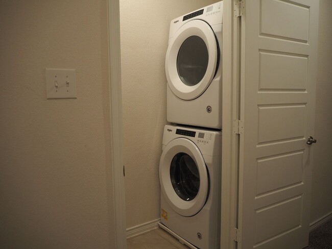 Building Photo - 2407 Klamath Dr