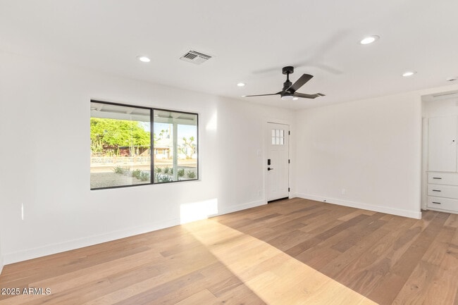 Building Photo - 9042 N 3rd Ave