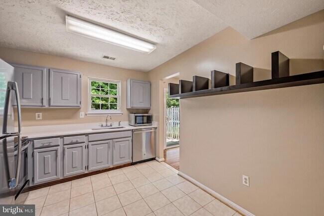 Building Photo - 16 Meadowside Ct